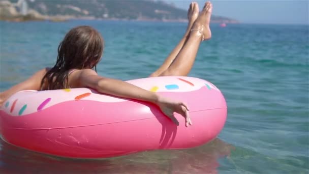 Schattig meisje op opblaasbare lucht matras in de zee — Stockvideo