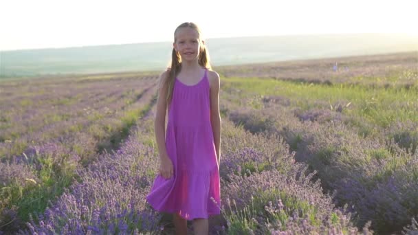 Menina no campo de flores de lavanda em vestido branco — Vídeo de Stock