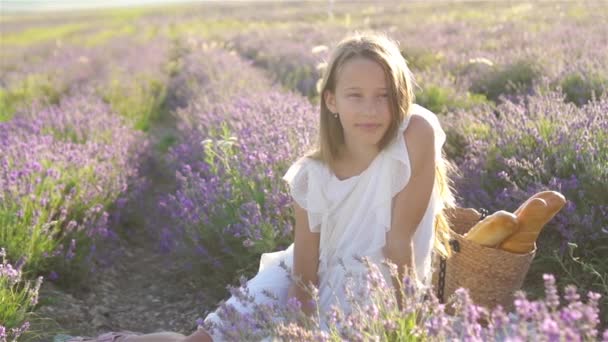 Menina no campo de flores de lavanda em vestido branco — Vídeo de Stock