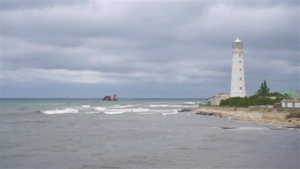 Paisaje marino con hermoso faro blanco contra la tormenta sk y el mar — Vídeo de stock