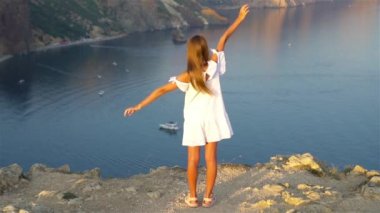 Uçurumun kenarında mutlu bir çocuk.