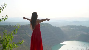 Anne, gündüz vakti gölün yanında..