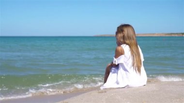 Yaz tatilinde sahilde tatlı küçük bir kız.