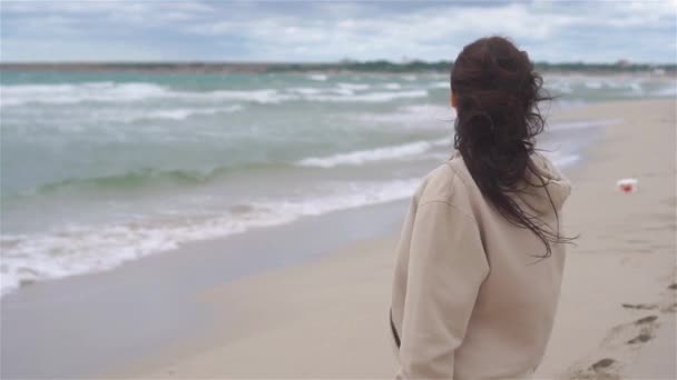 在海滩上穿着白色衣服的年轻女子 — 图库视频影像
