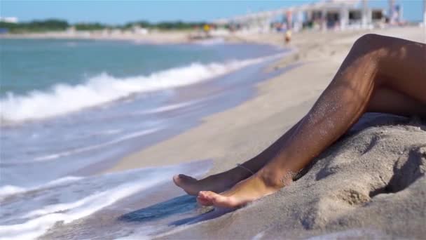 Frauenbeine Nahaufnahme am Strand während der Sommerferien — Stockvideo