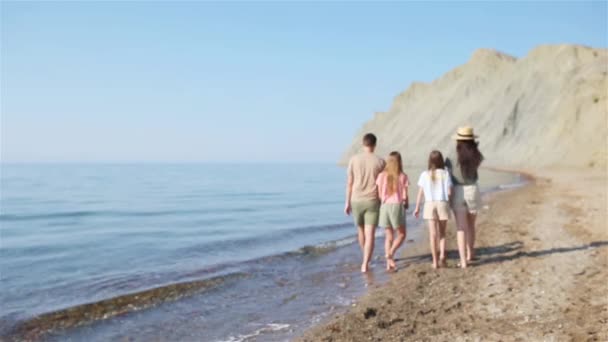 Família jovem em férias tem um monte de diversão — Vídeo de Stock