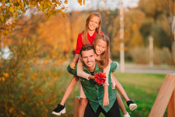 Rodzina taty i dzieci w piękny jesienny dzień w parku — Zdjęcie stockowe