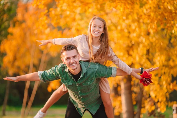 Family of dad and kid on beautiful autumn day in the park — Stock Photo, Image