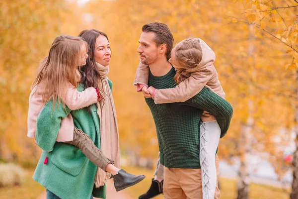Retrato de família feliz de quatro no outono — Fotografia de Stock