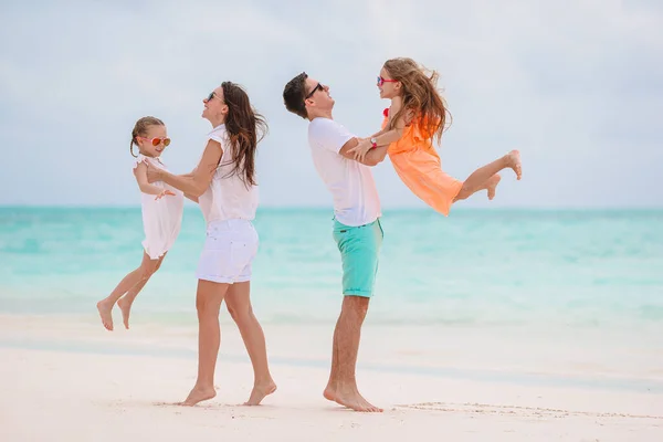 Giovane famiglia in vacanza hanno un sacco di divertimento — Foto Stock