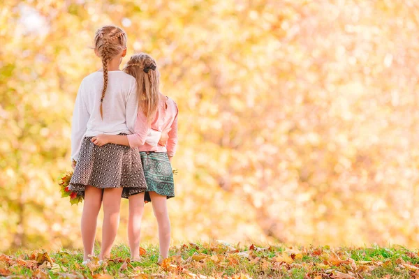 Piccole ragazze adorabili all'aperto in calda giornata d'autunno soleggiata — Foto Stock