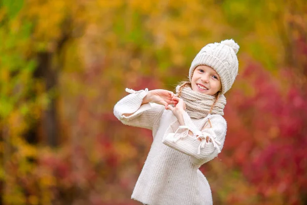 Portrait of adorable little girl outdoors at beautiful autumn day — Stock Photo, Image
