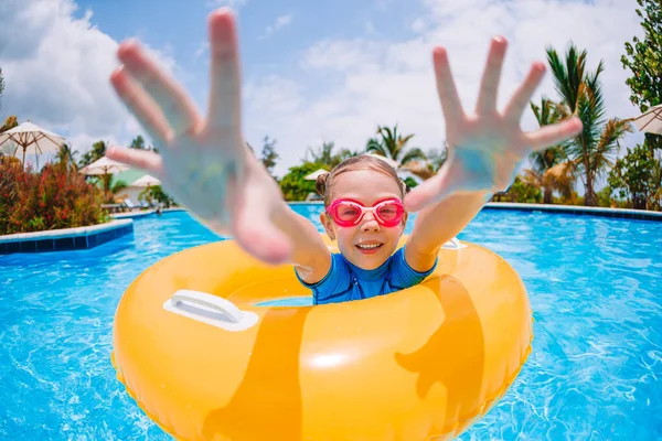 Pequena menina sorriso na piscina exterior — Fotografia de Stock