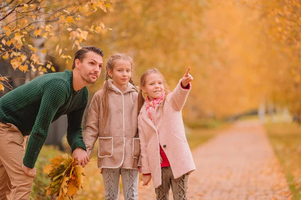 Apa és gyerekek családja egy gyönyörű őszi napon a parkban — Stock Fotó