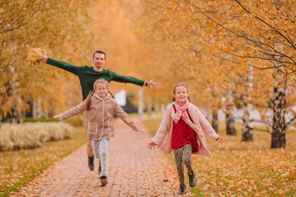 Famiglia di papà e bambini in una bella giornata autunnale nel parco — Foto Stock