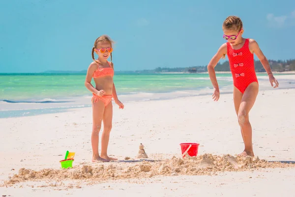 Söt liten flicka leker med strand leksaker på vit tropial strand — Stockfoto