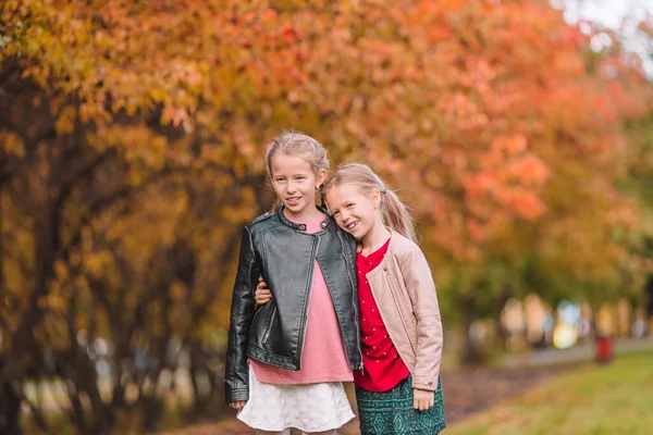 Pequeñas chicas adorables al aire libre en el cálido día soleado de otoño —  Fotos de Stock