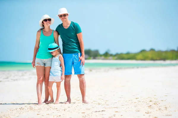 Giovane famiglia in vacanza hanno un sacco di divertimento — Foto Stock