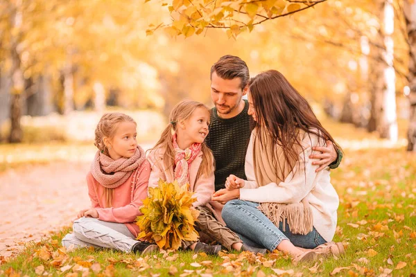 Porträt einer glücklichen vierköpfigen Familie an einem Herbsttag — Stockfoto