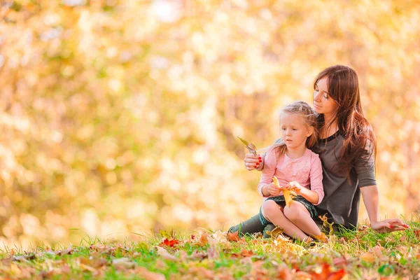 Bambina con mamma all'aperto nel parco in autunno giorno — Foto Stock