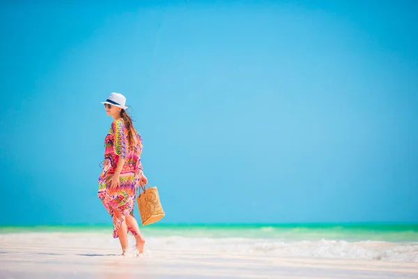 Joven mujer de moda en vestido verde en la playa — Foto de Stock