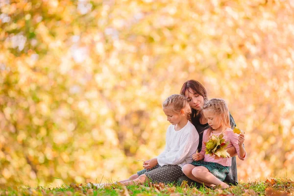 Bambina con mamma all'aperto nel parco in autunno giorno — Foto Stock