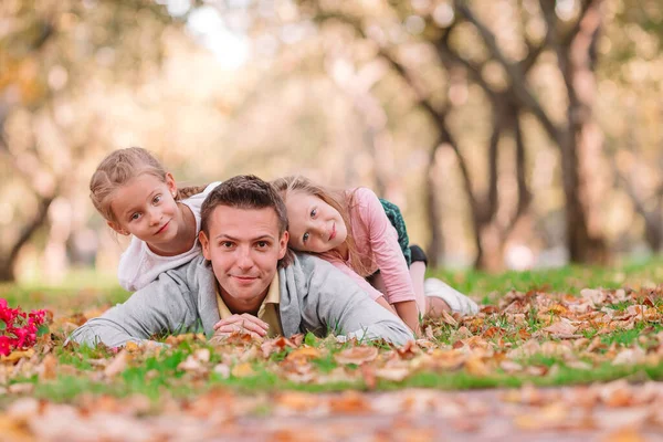 Familie van vader en kinderen op mooie herfstdag in het park — Stockfoto