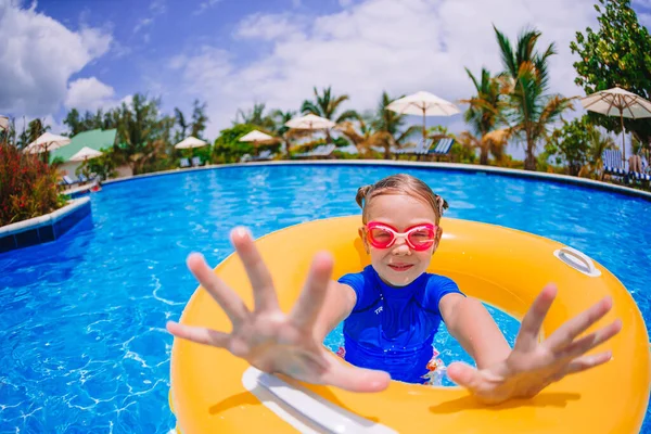 Mały uśmiech dziewczyna w odkrytym basenie — Zdjęcie stockowe