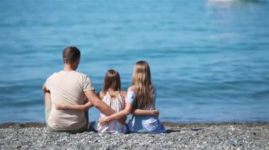Tropik bir sahil tatilinde mutlu ve güzel bir aile.