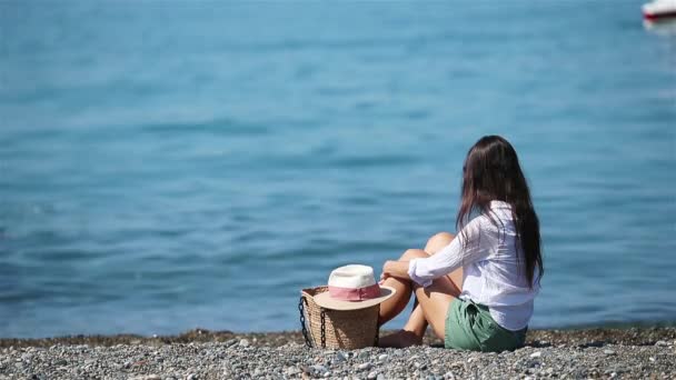 Joven hermosa mujer relajarse en la playa — Vídeo de stock