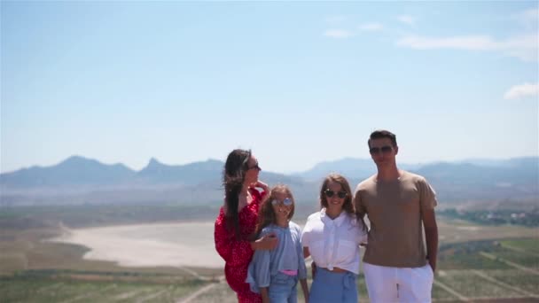 Família feliz em férias nas montanhas — Vídeo de Stock