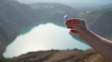 Güzel deniz manzarası. Doğanın dağlarla ve kayalıklarla inanılmaz bileşimi.