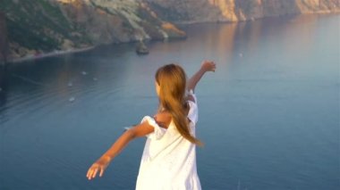 Uçurumun kenarında mutlu bir çocuk.