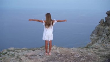 Uçurumun kenarında mutlu bir çocuk.