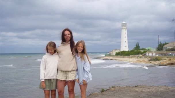 Family of three walk to the lighthouse — Stock Video