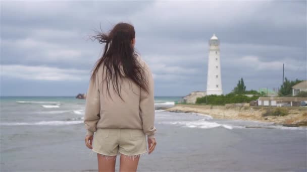 一个女人走向悬崖上的灯塔 — 图库视频影像