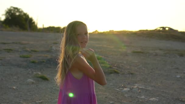 Ευτυχισμένο παιδί υπαίθρια στην άκρη του βράχου παραλία — Αρχείο Βίντεο