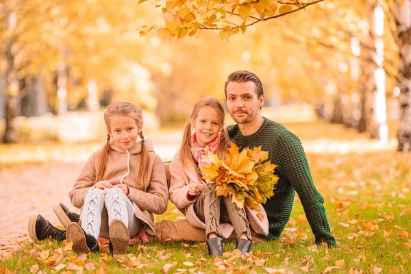 Familia de papá y niños en el hermoso día de otoño en el parque — Foto de Stock