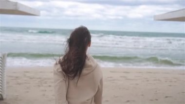 Fırtınada sahilde genç bir kadın