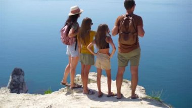 Dağlarda tatilde mutlu bir aile.