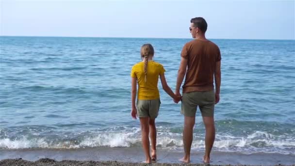 Menina e feliz pai se divertindo durante as férias na praia — Vídeo de Stock