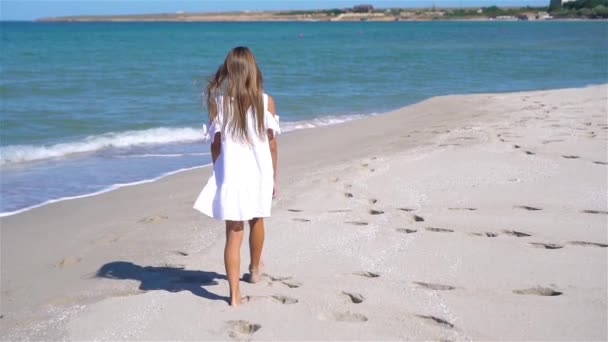 Nettes kleines Mädchen am Strand während der Sommerferien — Stockvideo