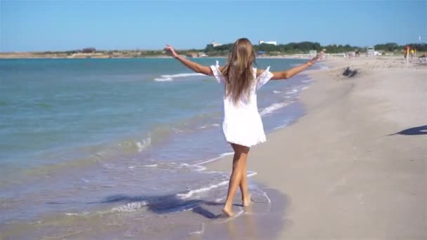 夏休みの間にビーチで愛らしい女の子 — ストック動画
