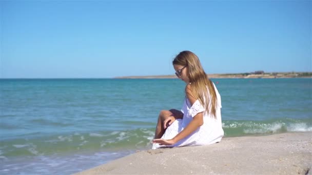 Adorable petite fille à la plage pendant les vacances d'été — Video