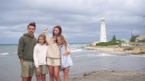 Familie van vier wandelingen naar de vuurtoren — Stockvideo