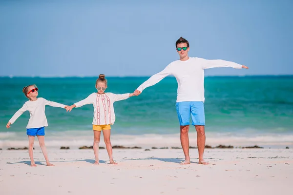 Família bonita feliz em umas férias de praia tropicais — Fotografia de Stock