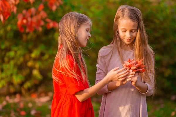 Pequeñas chicas adorables al aire libre en el cálido día soleado de otoño —  Fotos de Stock