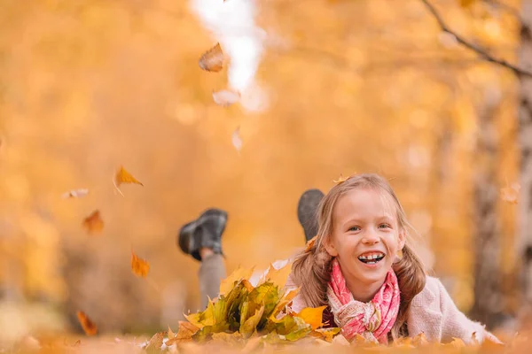 Portrait d'adorable petite fille avec bouquet de feuilles jaunes à l'automne — Photo