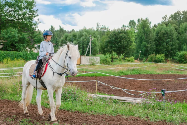 Menina montando um cavalo branco na natureza — Fotografia de Stock