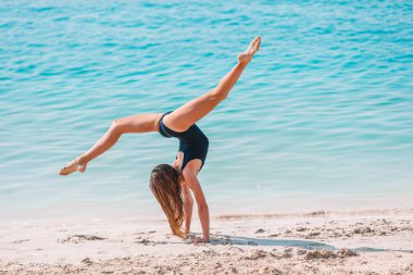 Yaz tatili boyunca sahilde sevimli, aktif küçük bir kız.